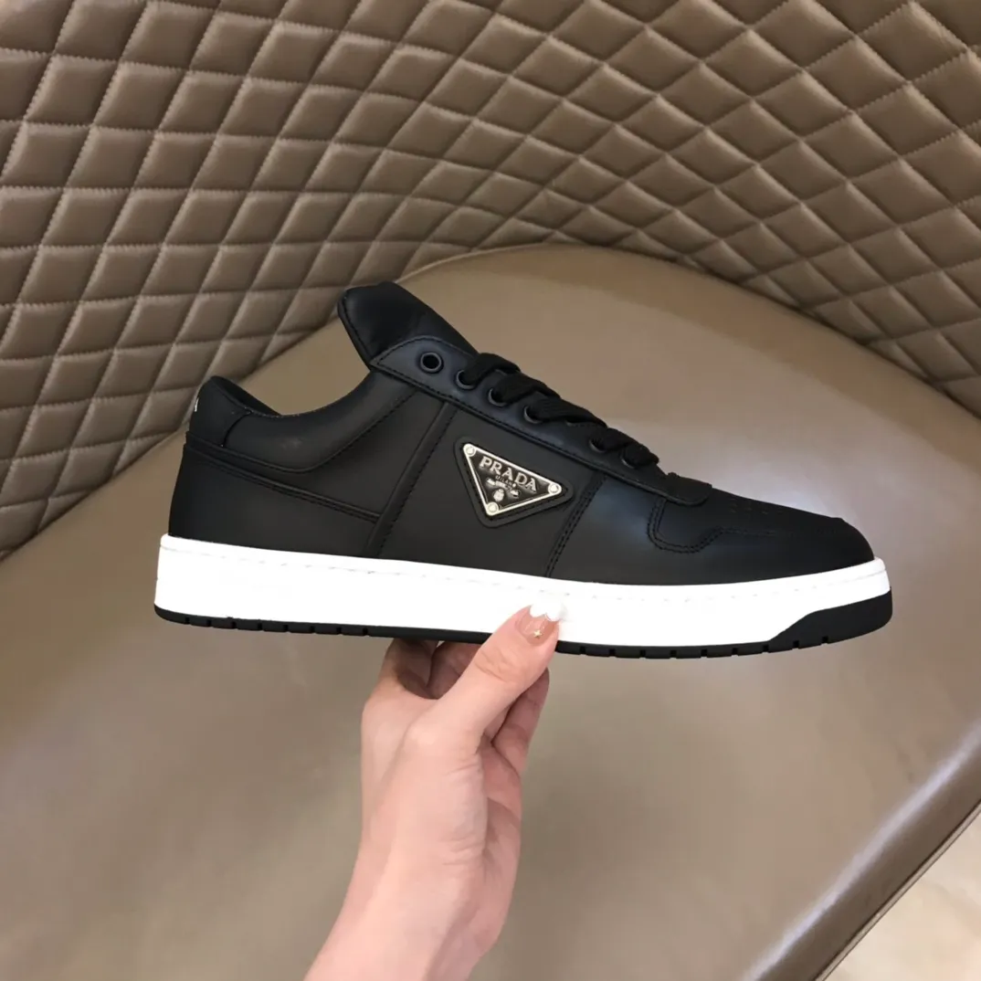 P380 Yuan 38-45 Prada Prada’s new men’s leather sports shoes, the highest version on the market, any comparison is welcome🆚! The original leather has excellent texture and is super high-end! Fetal sheep net lining imported from Italy, removable pad! Luxurious materials and fine workmanship, highly recommended!